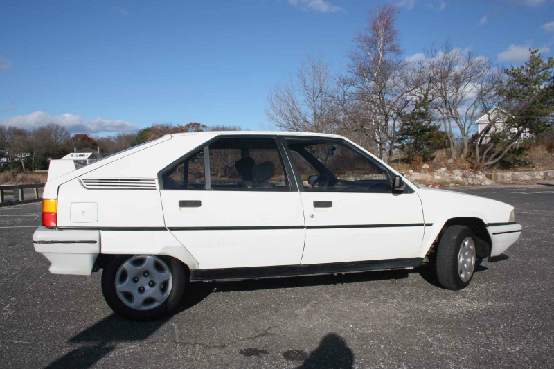 Illustration for article titled For $10,900, Might This 1989 Citroƫn BX Be Excellent?